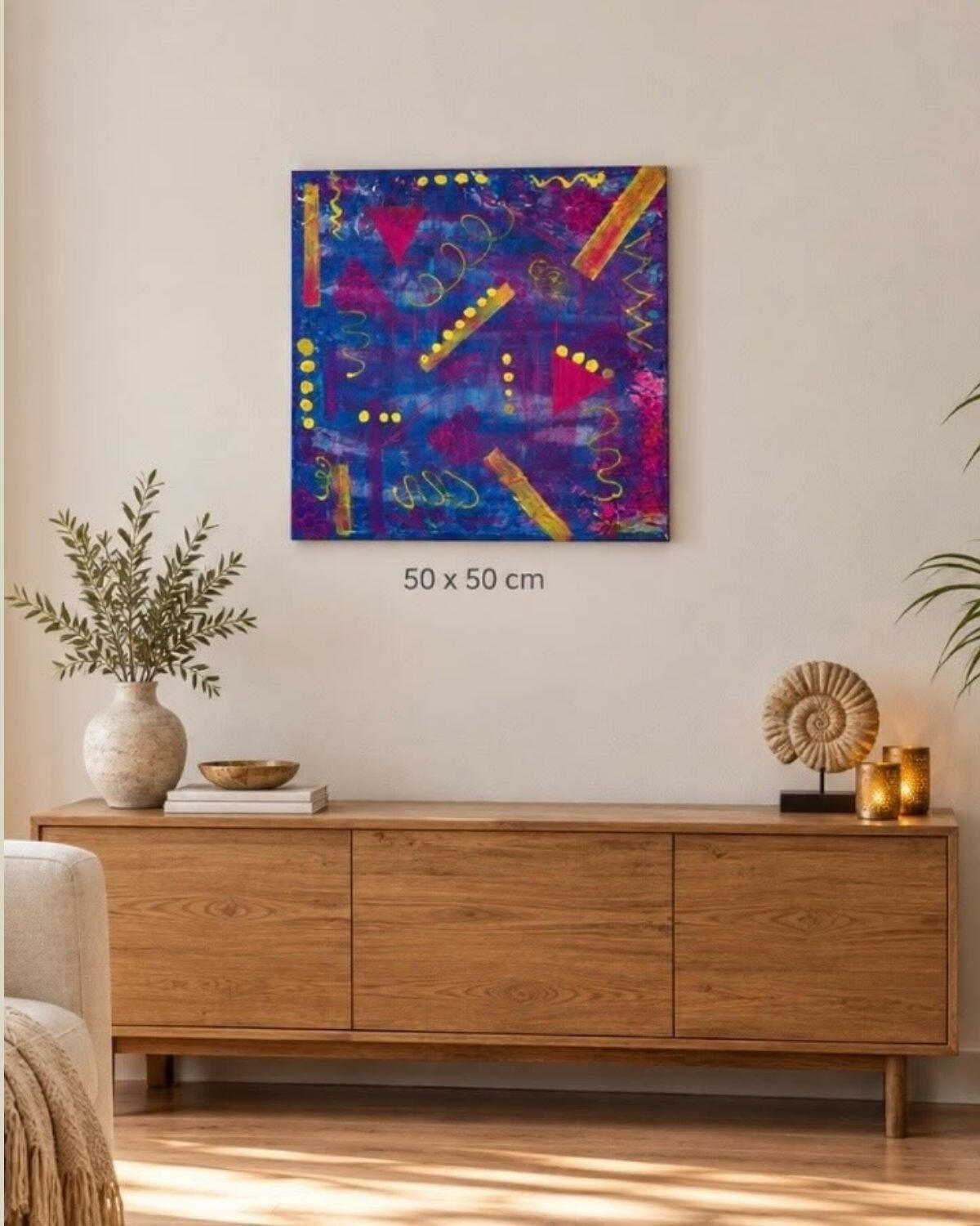 Beates Kunst Quadratisches abstraktes Bild in Blau und Violett mit gelben Punkten, pinken Dreiecken und goldenen Spirallinien, 50 × 50 cm